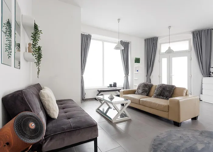 Large Modern Apartment *
