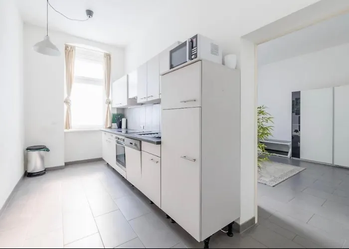Large Modern Apartment *