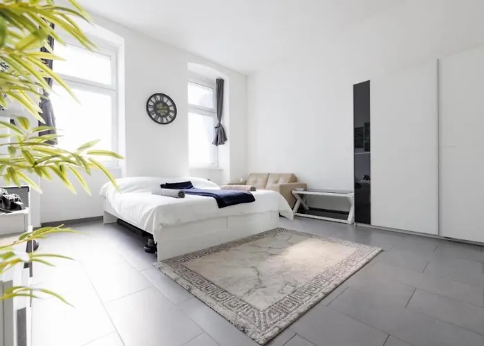 Large Modern * Vienna